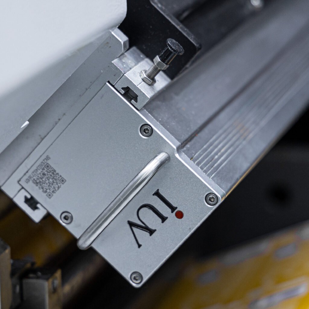 Come l’indurimento UV migliora la resistenza e la brillantezza dei colori nella stampa