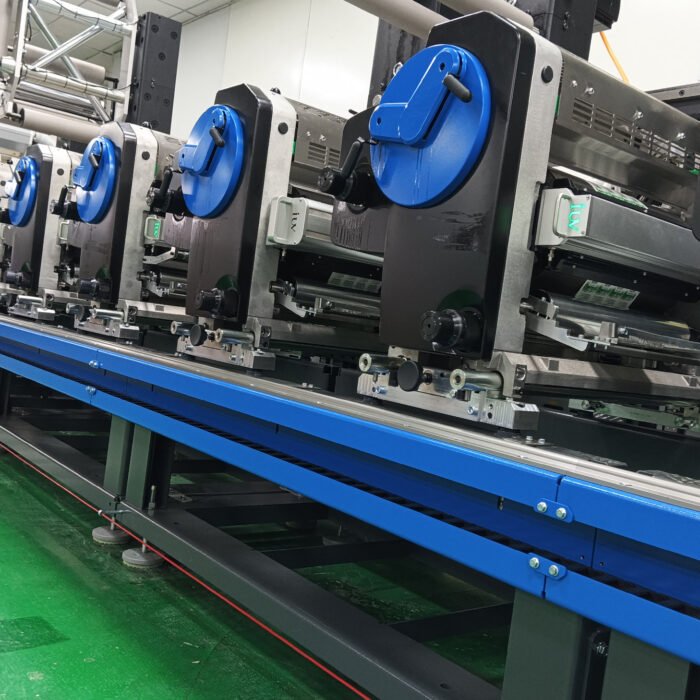 Stampa flessografica a banda stretta con polimerizzazione UV precisione e produttività