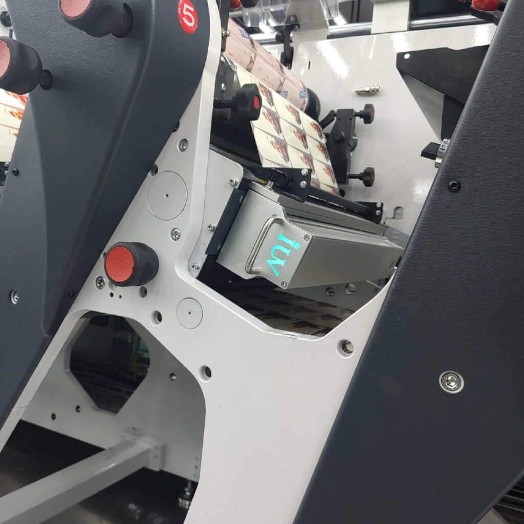 Tecnologia di indurimento UV rivoluzione nella stampa di etichette di alta qualità