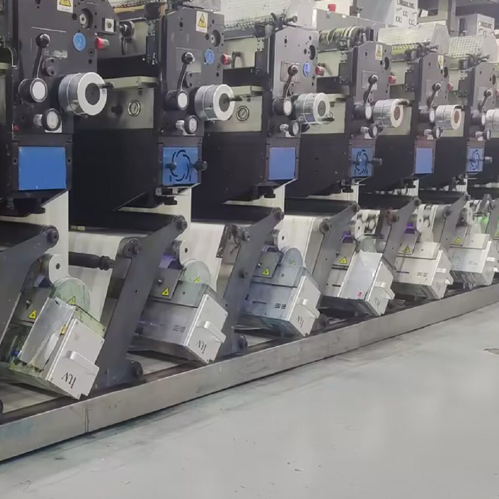 Integrazione della stampa digitale nelle linee flessografiche per etichette a banda stretta