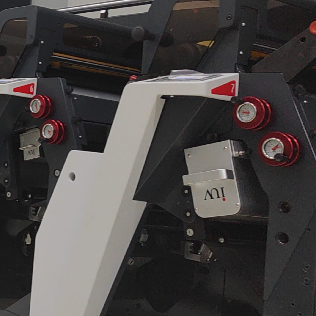 Sistemi di indurimento UV per la stampa di etichette dalla produzione alla finitura