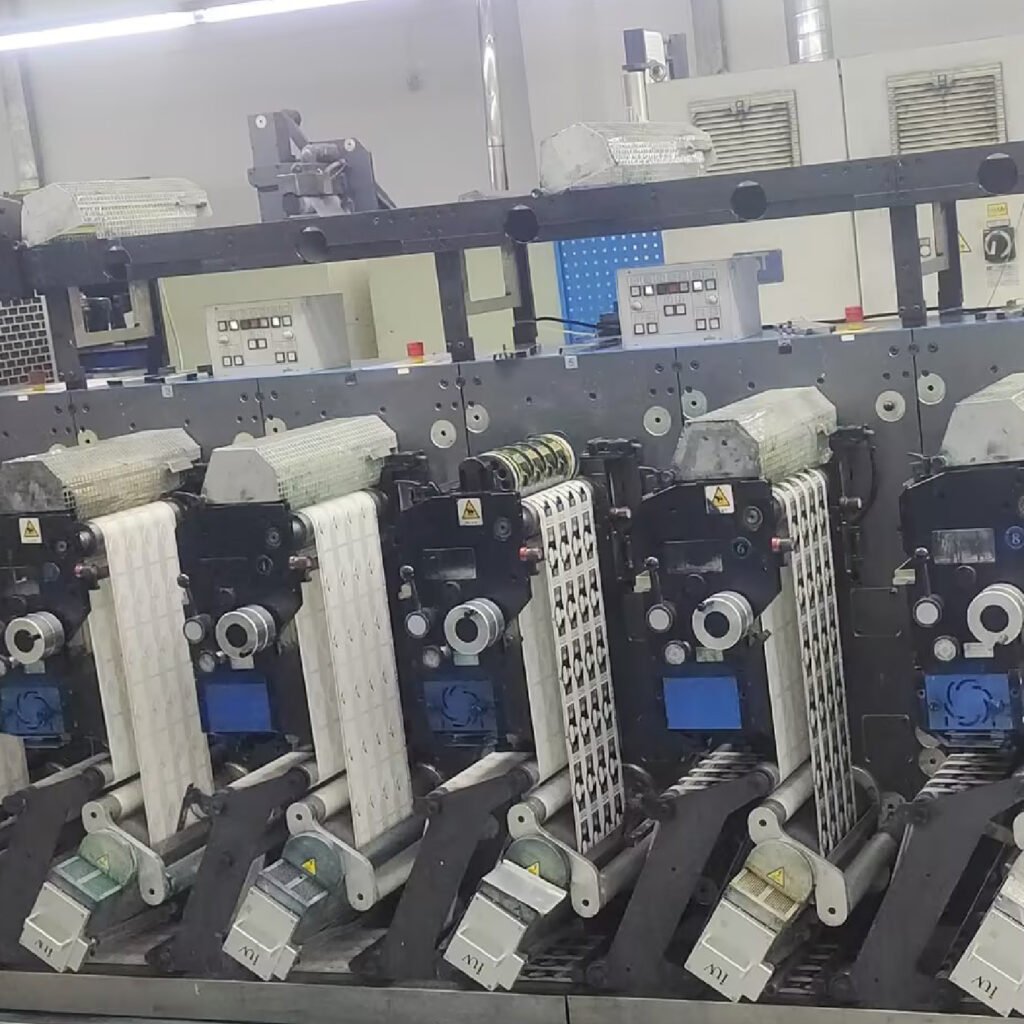 Velocizzare la produzione di etichette personalizzate con soluzioni di stampa digitale a banda stretta