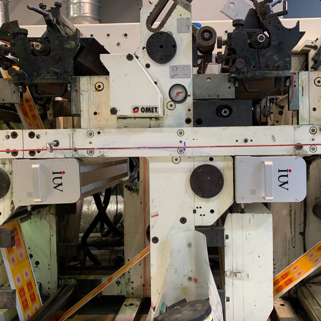 Come ottimizzare i sistemi UV LED per la stampa flessografica controllando irradianza e densità energetica