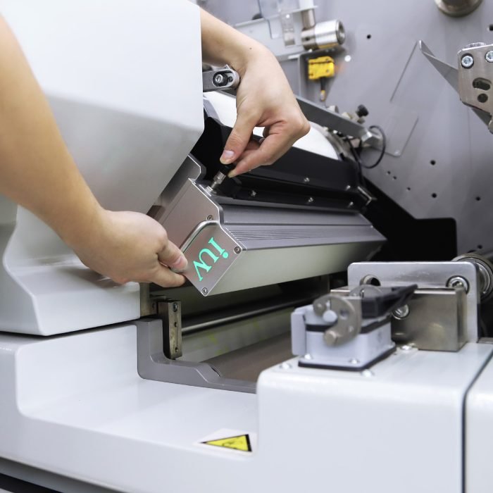 Come i sistemi UV riducono gli scarti nella produzione di etichette