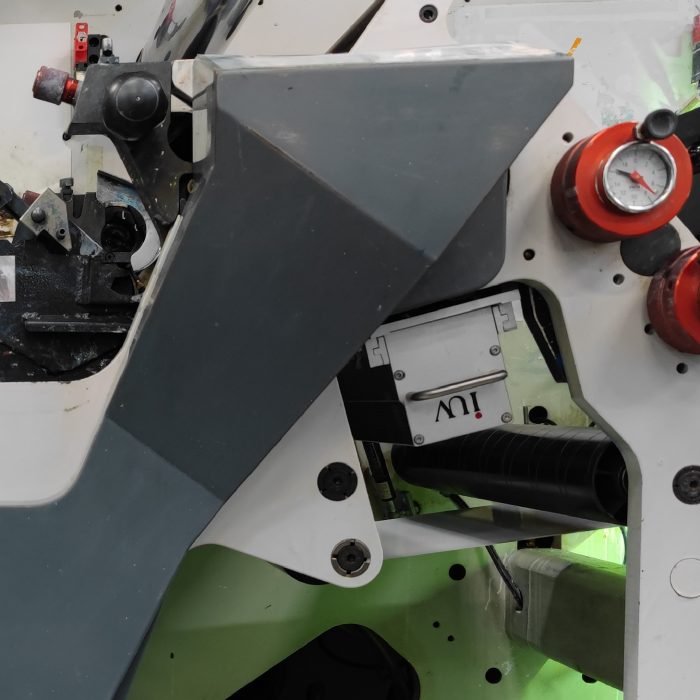 Prestazioni cromatiche costanti con la polimerizzazione UV a LED su materiali sintetici per etichette