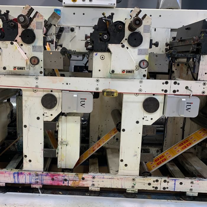 Sistemi UV ad automazione completa per etichette premium e materiali complessi