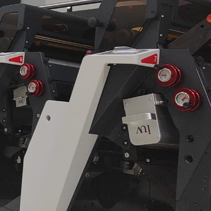 Sistemi di indurimento UV per la stampa di etichette dalla produzione alla finitura