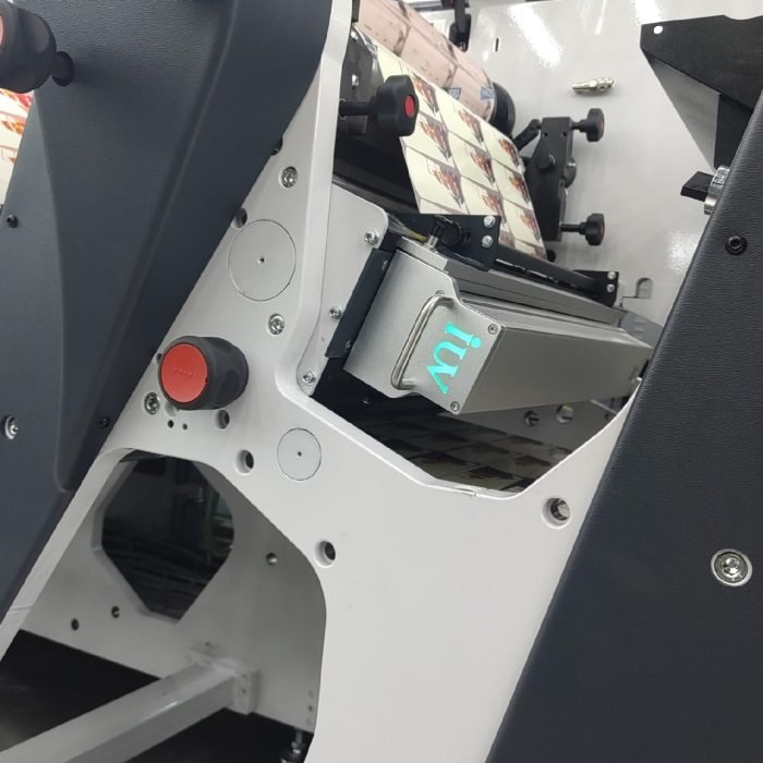 Sistemi di indurimento UV per la stampa flessografica massima adesione e velocità di produzione