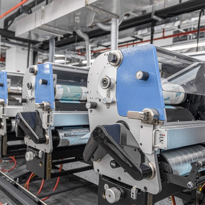 Sistemi di polimerizzazione UV riduzione degli scarti e maggiore produttività in tipografia