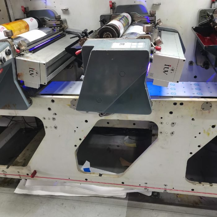 Soluzioni LED UV per la stampa offset e flexo di precisione su materiali difficili