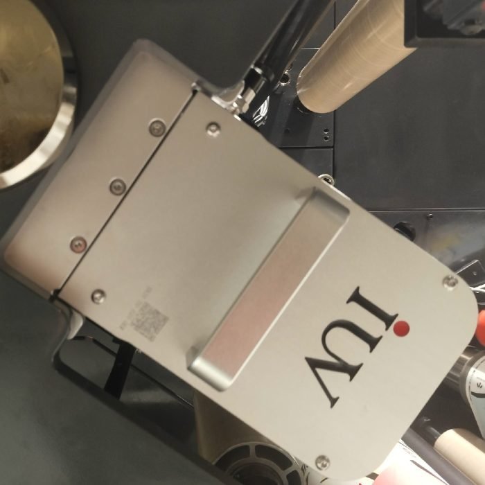 Stampa digitale a banda stretta su materiali sensibili come i LED UV migliorano la qualità di essiccazione