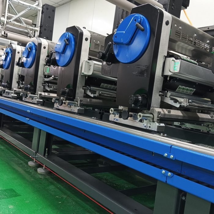 Stampa flessografica a banda stretta con polimerizzazione UV precisione e produttività