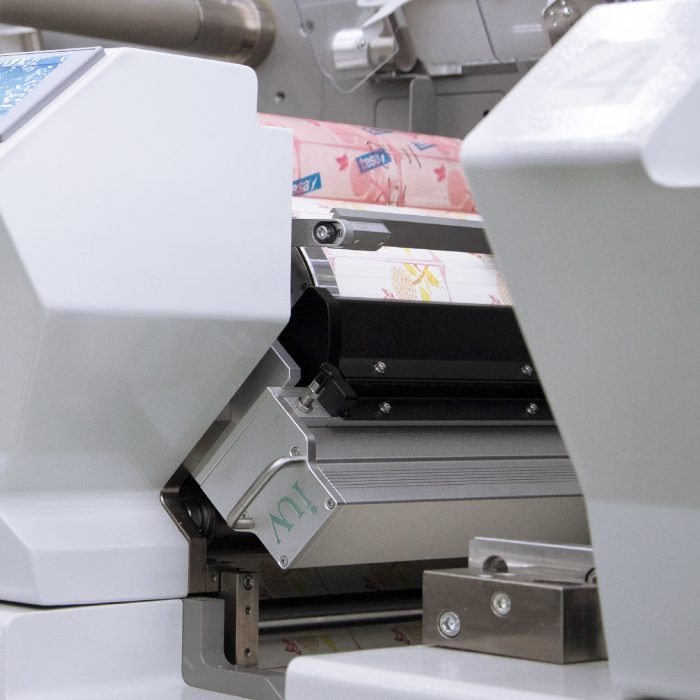 Stampa flessografica a banda stretta precisione ed efficienza per etichette adesive