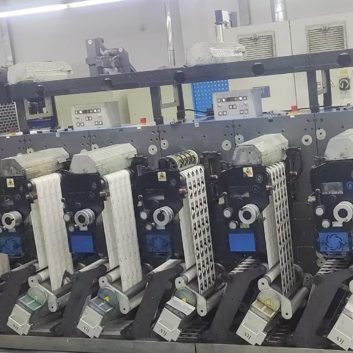 Velocizzare la produzione di etichette personalizzate con soluzioni di stampa digitale a banda stretta